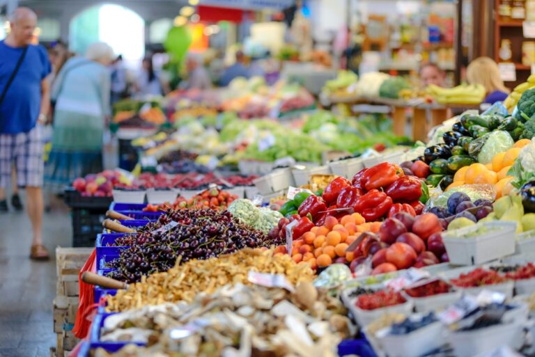 Produsele românești câștigă teren în supermarketuri, dar prețul și aspectul decid vânzarea. CEO Auchan: „Nu este suficient să fie românesc”