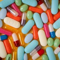 UE favorizează producția locală de medicamente: noi reguli pentru reducerea dependenței de importuri