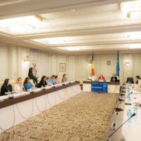 Moașele din România, încă inaccesibile pentru multe femei: Senatoarea de Sibiu Roxana Cibu Deaconu a inițiat o dezbatere la Palatul Parlamentului, pentru recunoașterea și decontarea serviciilor moașelor