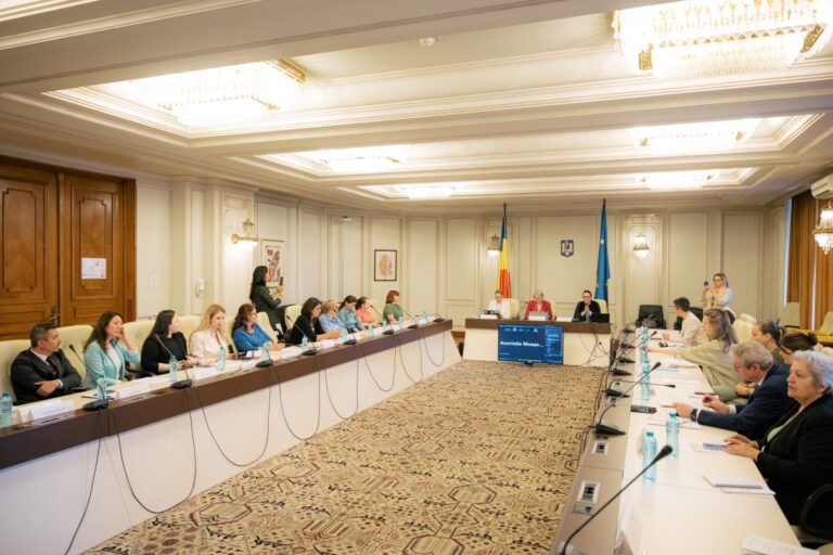 Moașele din România, încă inaccesibile pentru multe femei: Senatoarea de Sibiu Roxana Cibu Deaconu a inițiat o dezbatere la Palatul Parlamentului, pentru recunoașterea și decontarea serviciilor moașelor