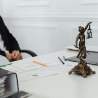 Succesiune între frați vitregi în 2026: cum se împarte moștenirea dacă aveți doar mama sau tatăl în comun