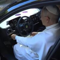Papa Leon al XIV-lea, la volanul primului Ferrari electric din istorie. Ferrari Luce deschide era supercarurilor electrice