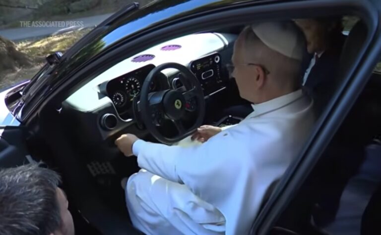 Papa Leon al XIV-lea, la volanul primului Ferrari electric din istorie. Ferrari Luce deschide era supercarurilor electrice