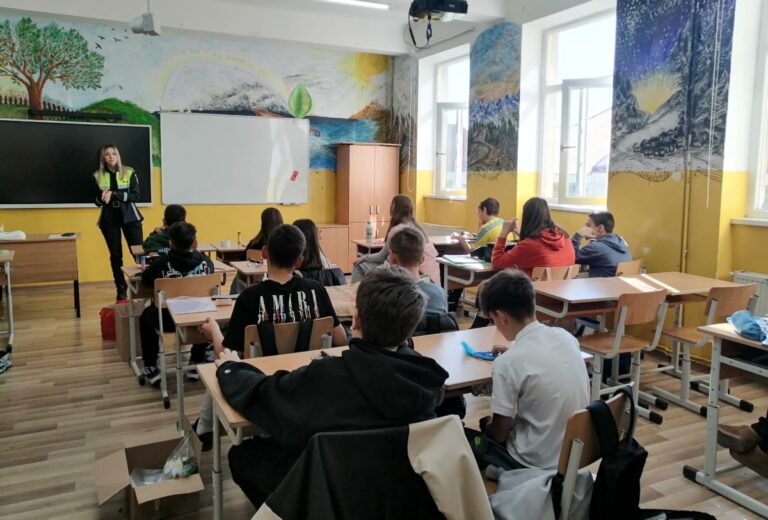 Concurs național pentru elevi de gimnaziu: Poliția Sibiu îi provoacă să combată violența școlară prin creație audio