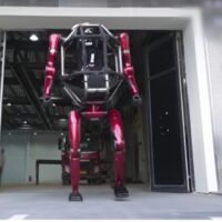 Robot umanoid uriaș, lansat în China: merge pe două picioare, sparge ziduri și pare desprins dintr-un film SF