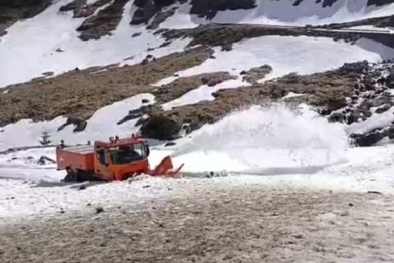 Deszăpezire pe Transfăgărășan 2026: Drumarii intervin cu utilaje grele, după ninsorile abundente de la Bâlea Lac