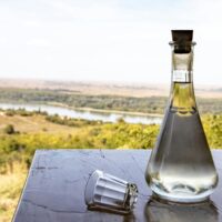 Schimbare majoră în Codul fiscal: scutirea de accize pentru țuica din gospodării crește la 200 litri pe an. Plafon total posibil de 250 litri