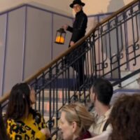 Experiență unică în Sibiu: „Povești dincolo de ziduri. Pași în criptă”, un performance nocturn în Mănăstirea Ursulinelor