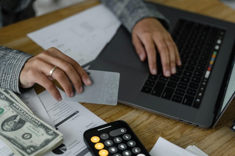 ANAF pune sub lupă veniturile din online: românii caută informații despre taxe pentru crypto, TikTok și vânzări pe platforme digitale