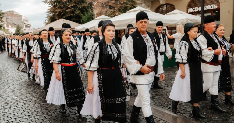 Veteranii Junii Sibiului participă la „Balul Portului Popular” de la Rupea - ediția a 53-a dedicată tradițiilor românești