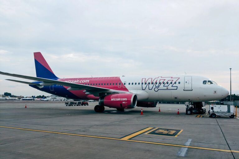 Wizz Air "taie" 6 rute din România în 2026: zboruri anulate de pe aeroporturile din București, Timișoara și Craiova