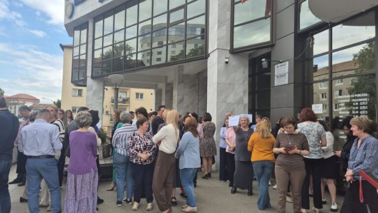 VIDEO. Protest la Finanțe. Peste 50 de angajați sunt, la această oră, în fața instituției și solicită o nouă grilă de salarizare