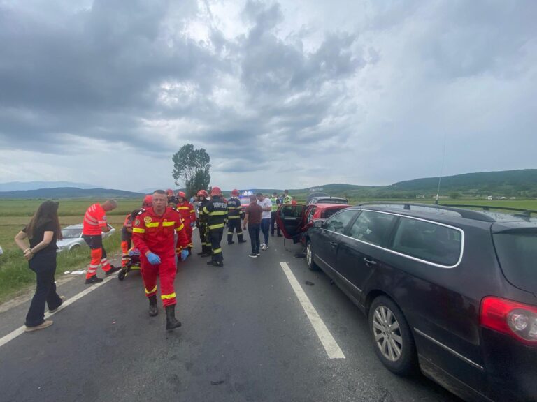 FOTO/VIDEO/ULTIMA ORĂ: 13 persoane implicate într-un accident pe DN 1, la ieșirea din Avrig. Planul Roșu a fost activat