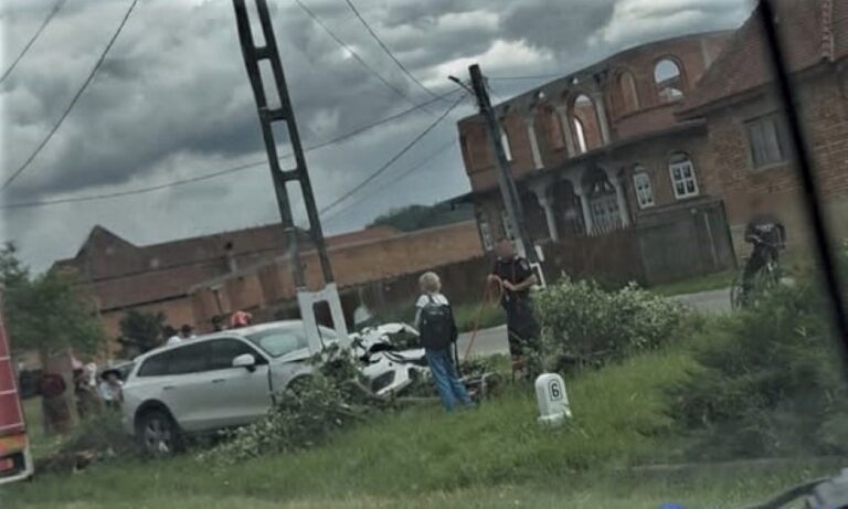 FOTO: Și-a făcut mașina PRAF într-un stâlp, pe DN 14