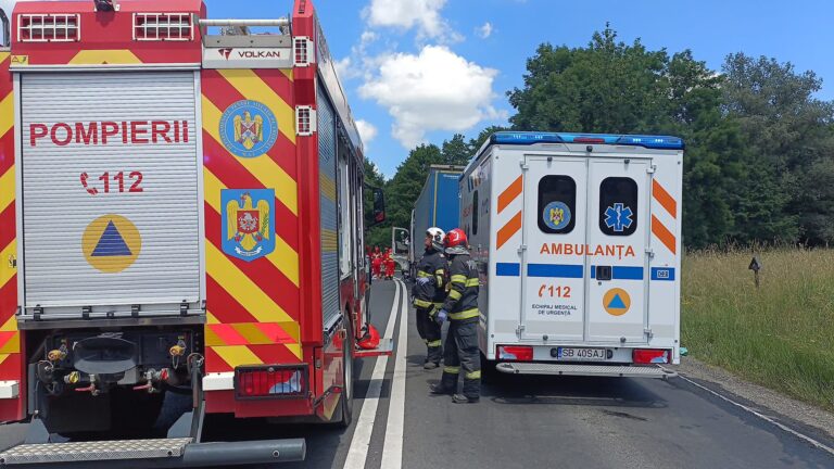 ULTIMA ORĂ – Patru răniți, inclusiv trei minore, după un accident în județul Sibiu. Unul dintre șoferi A FUGIT