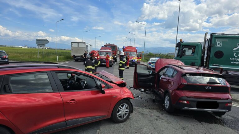 FOTO/ULTIMA ORĂ: Accident violent în Sibiu. O femeie a ajuns la spital după coliziunea dintre două mașini