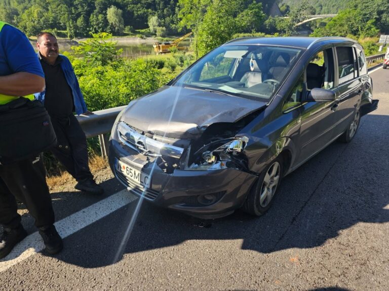 FOTO/ULTIMA ORĂ: Accident cu 3 autoturisme pe Valea Oltului. Traficul este îngreunat