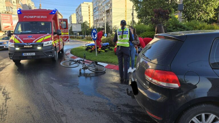 FOTO – Impact violent la intersecția Rahovei-Mihai Viteazu. Un biciclist a suferit răni și a fost preluat de SMURD