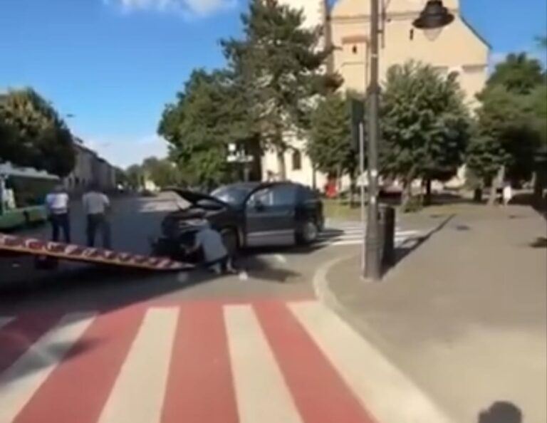 VIDEO: Un fost MINISTRU a fost implicat într-un accident rutier. Cum arată mașina după impact