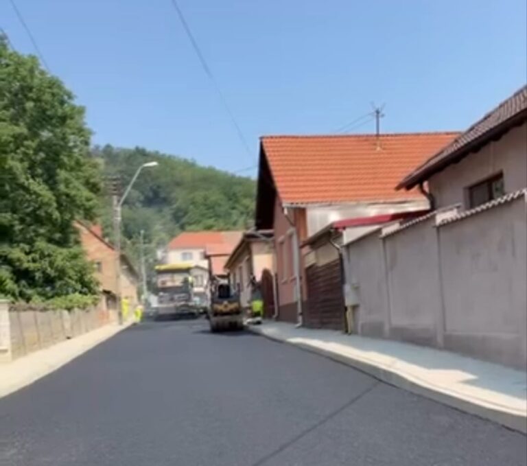 VIDEO: Programul de modernizare a străzilor din Mediaș merge mai departe. Unde se lucrează acum