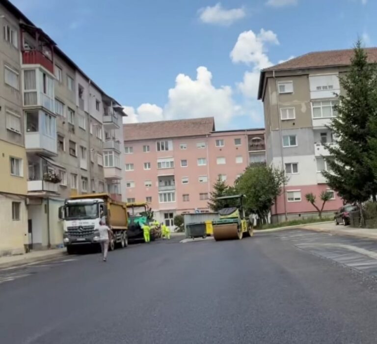 FOTO: Asfalt nou pe trei străzi din cartierul medieșean Vitrometan