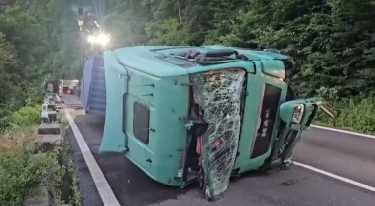 VIDEO/FOTO: Operațiune de amploare pe Valea Oltului: un camion A CĂZUT în Olt