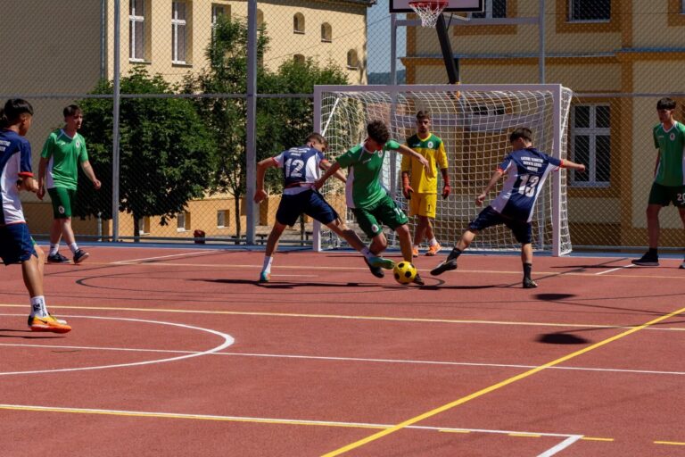 FOTO – Investiție majoră finalizată la Mediaș: noul teren sportiv de la „Axente Sever” a fost inaugurat