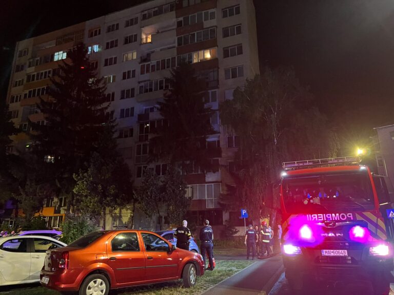 FOTO/ULTIMA ORĂ: Incendiu violent într-un bloc cu 10 etaje din Sibiu. 20 de persoane, EVACUATE de urgență. O femeie a fost transportată la spital