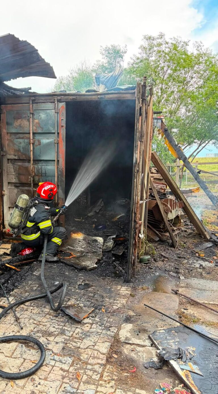 FOTO: Incendiu în Sibiu! Un bărbat a ajuns la spital după ce un container a fost cuprins de flăcări