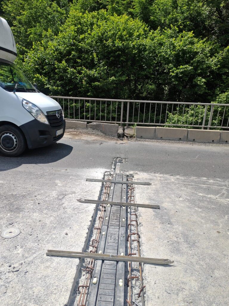 Pasajul care ține pe loc traficul de pe Valea Oltului: coșmarul șoferilor la Râul Vadului