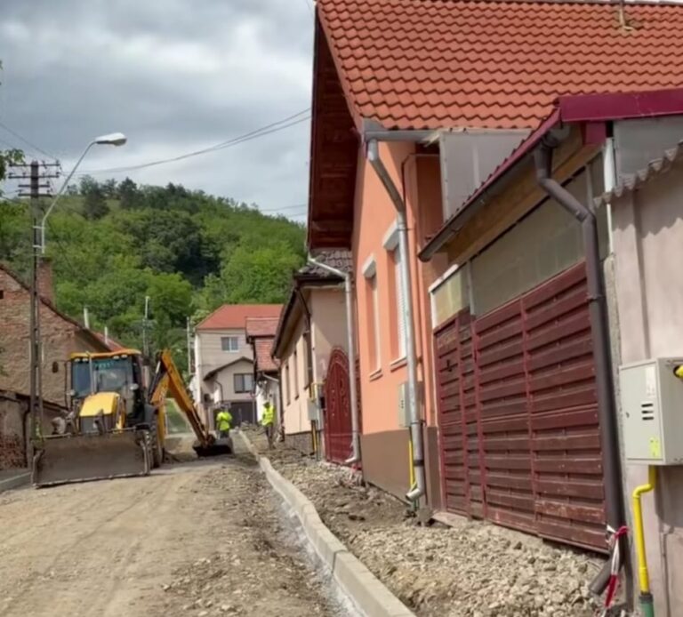 VIDEO: Șantier deschis pe Strada Ștrandului din Mediaș. Primăria accelerează refacerea infrastructurii rutiere