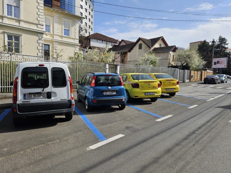 Primăria Sibiu intră în parcări: mașinile lăsate pe locuri vor fi mutate de Poliția Locală