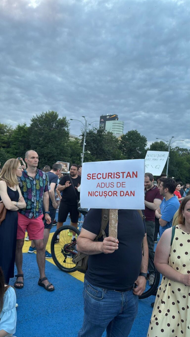 FOTO: Piața Victoriei fierbe din nou! Mesaje DRAMATICE la adresa lui Nicușor Dan: Securistan adus de Nicușor Dan