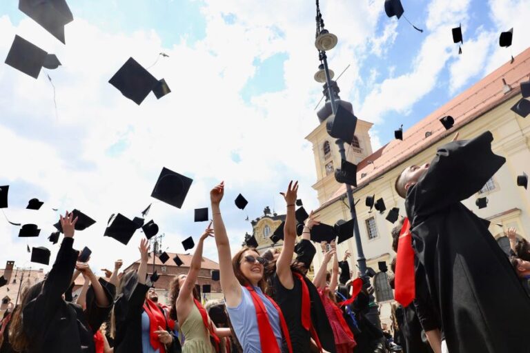 GAUDEAMUS 2026. Absolvenții ULBS și ai AFT au ieșit… la Piață
