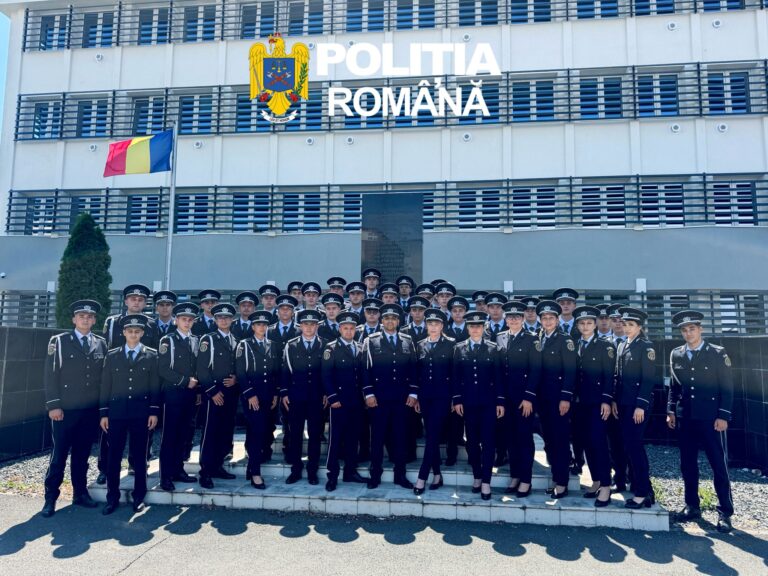 FOTO – IPJ Sibiu se întărește: zeci de polițiști noi au depus jurământul de credință