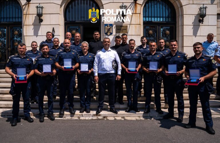 FOTO – „Cea mai mare recompensă a fost că Alexandru a fost găsit în viață”. 31 de polițiști din Sibiu au primit plachete de onoare