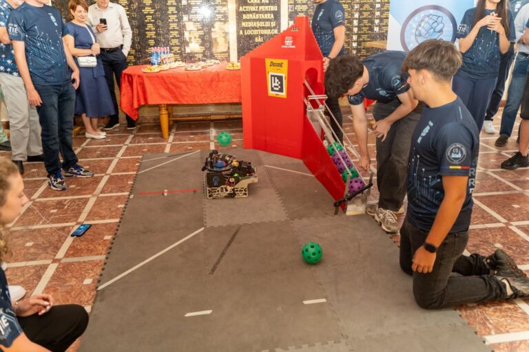 FOTO: Din Mediaș, spre elita roboticii europene. Echipa „The Resistance”, premiată pentru o performanță de excepție