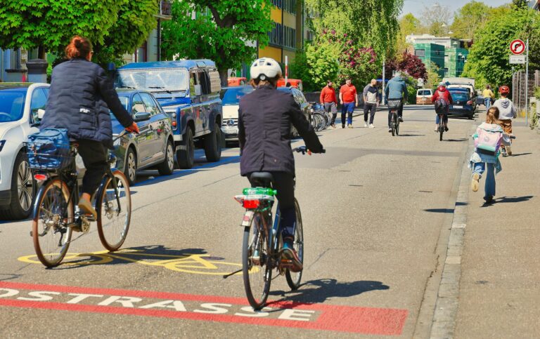 Pedalatul care transformă rutina în energie: ghidul urban pentru familii și pasionați