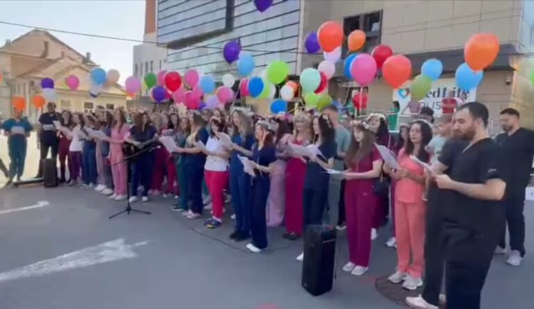 VIDEO – Au intrat studenți și pleacă medici: momentul care a emoționat întregul Spital Județean Sibiu