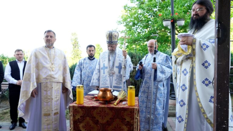 FOTO – Clopotele au vestit împlinirea: noua biserică din Agnita a fost sfințită