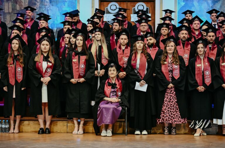 FOTO: O femeie de 90 de ani a absolvit facultatea după o viață întreagă de așteptare. Și-a împlinit visul furat de comunism