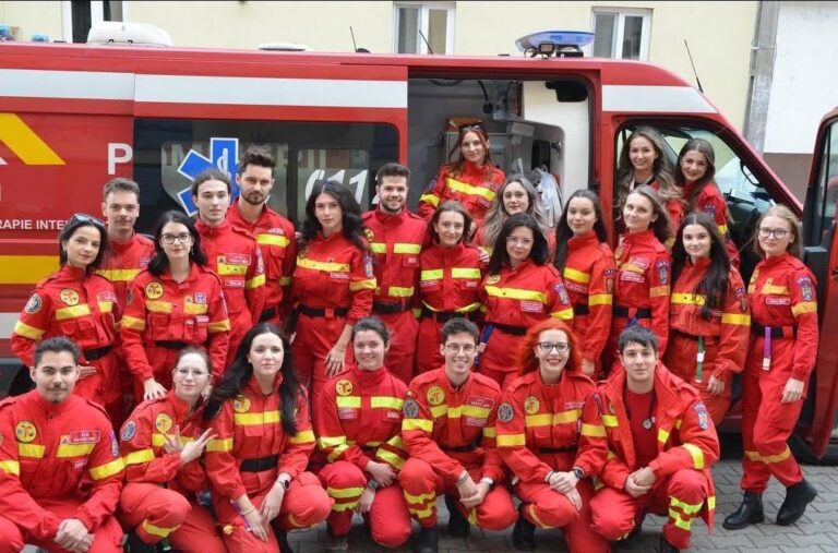 FOTO – La 20 de ani, între cursuri și examene, aleg să țină oameni în viață: povestea voluntarilor SMURD Sibiu. Studenții care salvează vieți