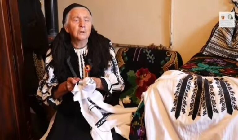 VIDEO – La miezul nopții, când băiatul devine bărbat: tăierea penei, sufletul nunților din Axente Sever