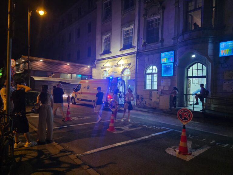 FOTO – Clipe DRAMATICE în centrul Sibiului. O fată de 16 ani a ajuns de urgență la spital după o cădere în gol