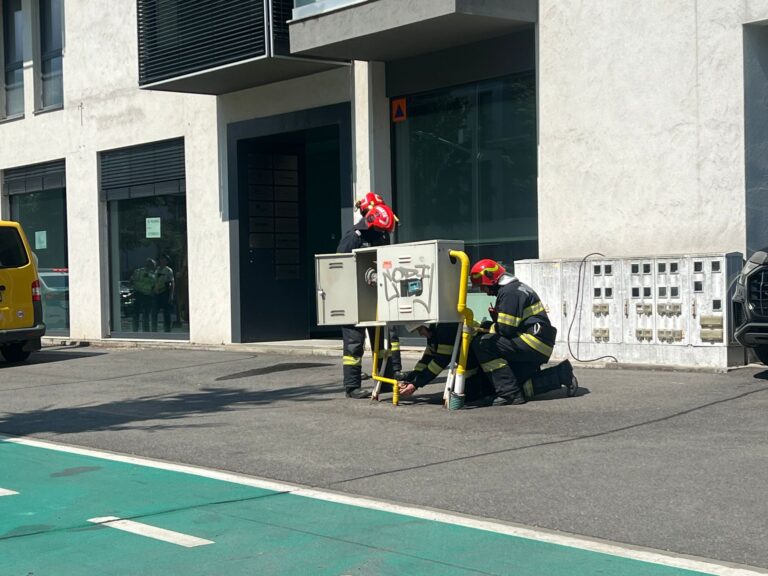 FOTO/ULTIMA ORĂ: Scurgeri de gaz în Sibiu după un accident pe Calea Dumbrăvii