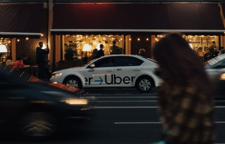 Interdicție pentru mașinile în comodat, în Uber și Bolt: proiect legislativ care ar putea schimba piața transportului alternativ