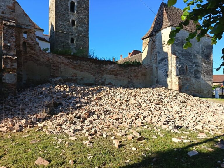 FOTO: S-a prăbușit o parte din zidul Bisericii Fortificate din Moșna