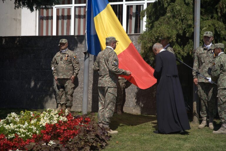 FOTO – Tricolorul ridicat cu sufletul: Mediașul a omagiat simbolul național