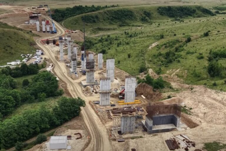 Autostrada Sibiu–Făgăraș: Progres de 36% pe Tronsonul 2 Avrig - Arpașu de Jos. Lucrările avansează cu 500 de muncitori pe șantier