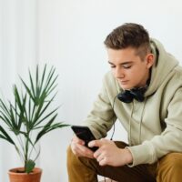 Adolescenții și „iubitele” create de AI: de ce tot mai mulți tineri aleg relațiile virtuale în locul celor reale